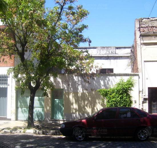 Frente de METAN 3648 desde la vía pública
