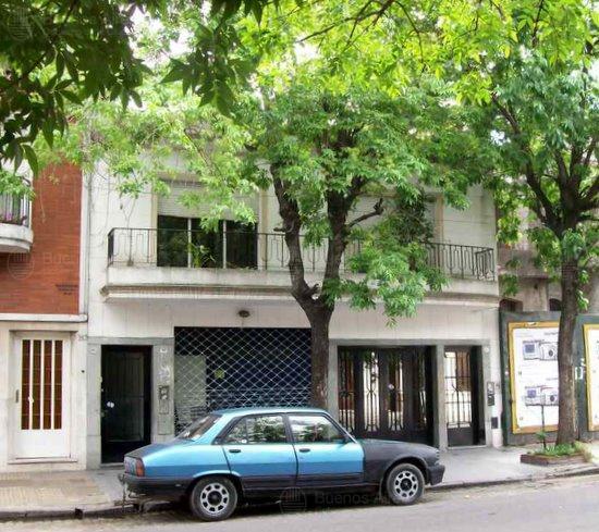 Frente de CASTRO 981 desde la vía pública