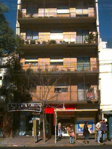 Frente de DIRECTORIO AV. 1082 desde la vía pública