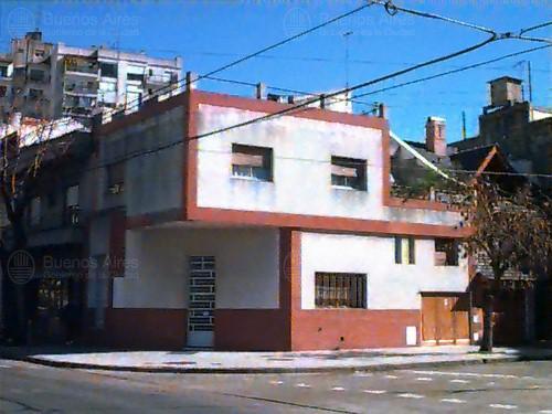 Frente de PERON, EVA AV. 1101 desde la vía pública