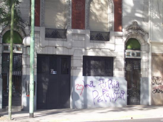Frente de DIRECTORIO AV. 952 desde la vía pública