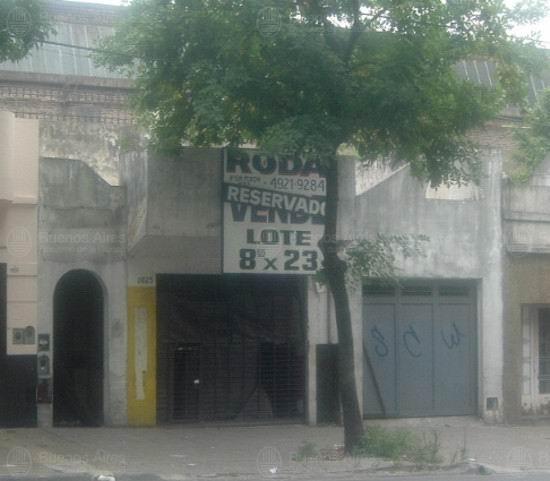 Frente de DIRECTORIO AV. 1023 desde la vía pública
