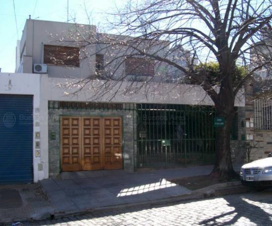 Frente de SALAS 663 desde la vía pública