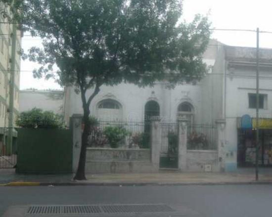 Frente de DIRECTORIO AV. 615 desde la vía pública