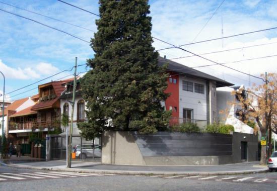 Frente de SALAS 596 desde la vía pública