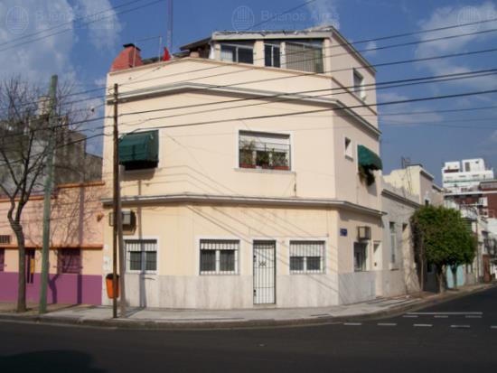 Frente de CARICANCHA 1106 desde la vía pública