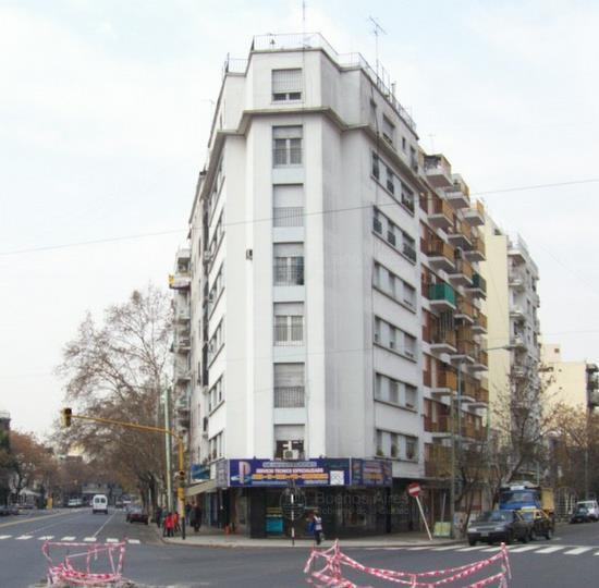 Frente de ASAMBLEA AV. 390 desde la vía pública