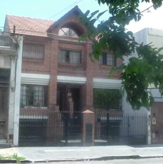 Frente de SENILLOSA 625 desde la vía pública