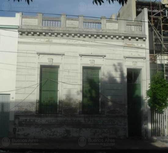 Frente de SENILLOSA 445 desde la vía pública