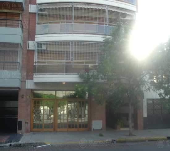 Frente de SENILLOSA 438 desde la vía pública