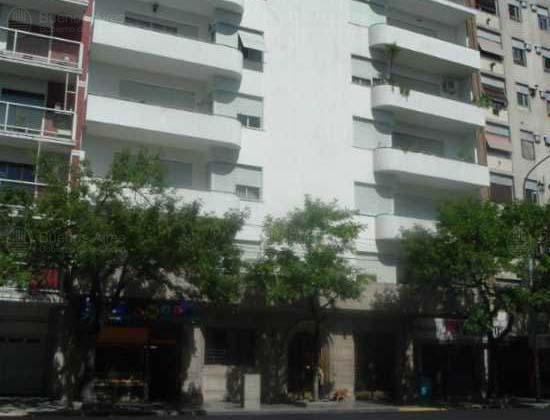 Frente de LA PLATA AV. 105 desde la vía pública