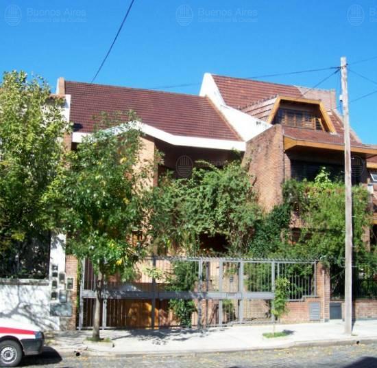 Frente de RIVERA, PEDRO I., DR. 3258 desde la vía pública