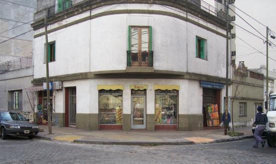 Frente de HORTIGUERA 794 desde la vía pública