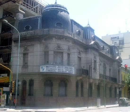 Frente de MARTINEZ, VICTOR 81 desde la vía pública