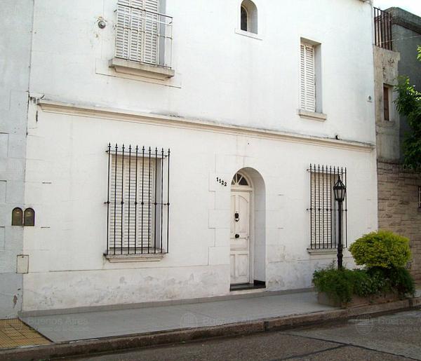 Frente de EGUIA, MANUEL 1122 desde la vía pública