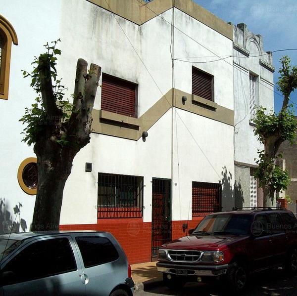 Frente de EGUIA, MANUEL 1123 desde la vía pública
