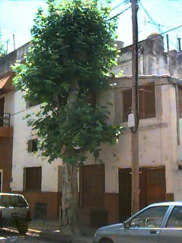 Frente de ROBERTSON 1078 desde la vía pública