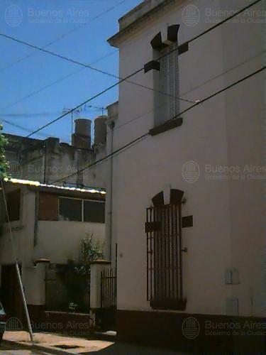 Frente de ROBERTSON 1084 desde la vía pública