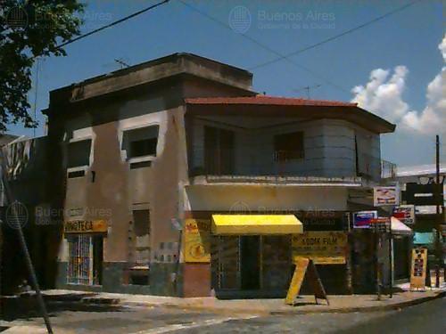 Frente de PERON, EVA AV. 2388 desde la vía pública