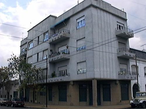 Frente de ASAMBLEA AV. 1901 desde la vía pública