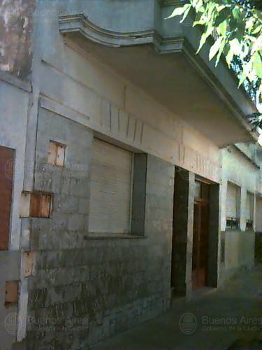 Frente de PUAN 2061 desde la vía pública