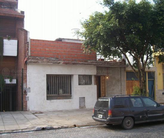 Frente de MARTINEZ, VICTOR 1562 desde la vía pública