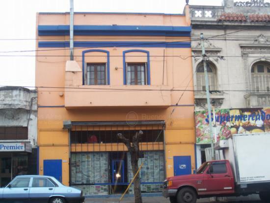 Frente de ASAMBLEA AV. 868 desde la vía pública