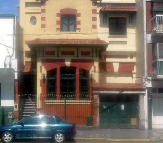 Frente de HIDALGO 888 desde la vía pública
