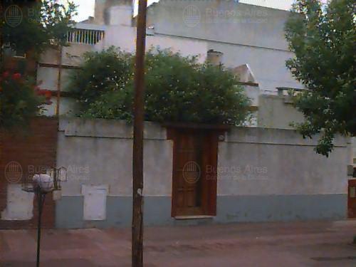 Frente de BERON DE ASTRADA 2288 desde la vía pública