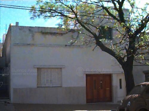 Frente de REMEDIOS 2977 desde la vía pública