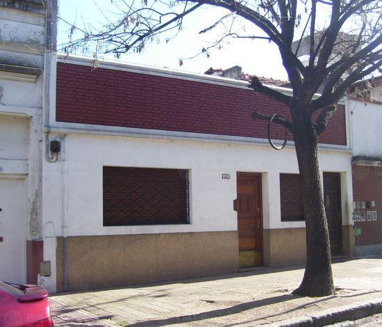 Frente de YERUA 4939 desde la vía pública