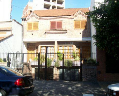 Frente de LUGONES 1430 desde la vía pública