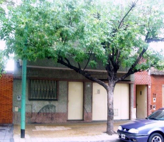 Frente de LARRAYA 2177 desde la vía pública
