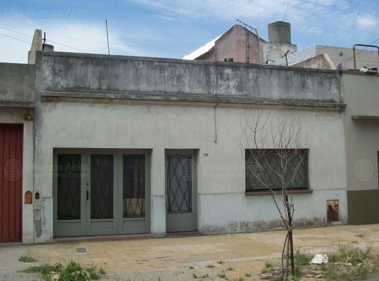 Frente de REMEDIOS 5596 desde la vía pública