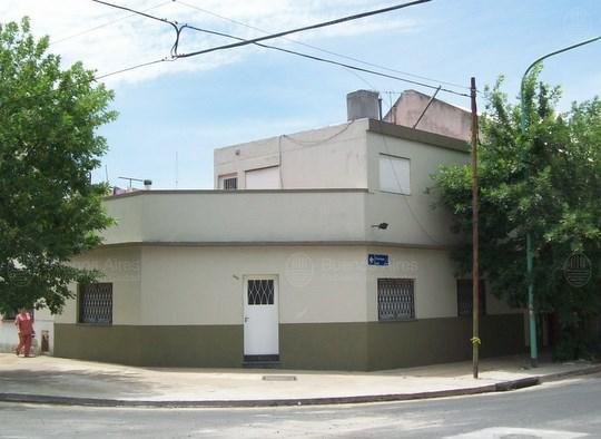 Frente de REMEDIOS 5598 desde la vía pública
