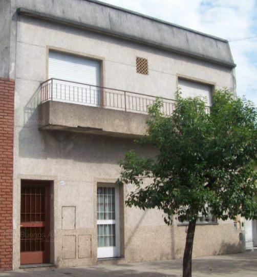 Frente de TANDIL 5462 desde la vía pública