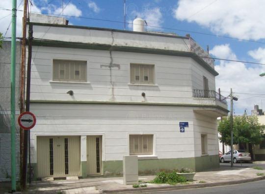 Frente de ARAUJO 1748 desde la vía pública