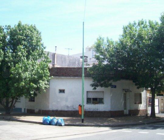 Frente de LOPEZ, CARLOS ANTONIO 4197 desde la vía pública