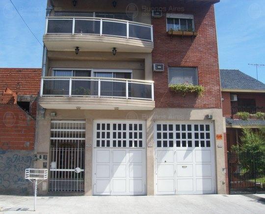 Frente de LOPEZ, CARLOS ANTONIO 4155 desde la vía pública